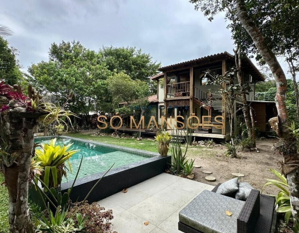 Casa Espaçosa de 183 m² à Venda com 5 Suítes e Espaço Gourmet no Condomínio Nenhum, Arraial d'Ajuda - BA
