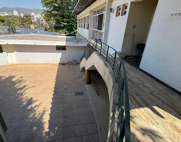 CASA Á VENDA NO BAIRRO CIDADE JARDIM EM BH