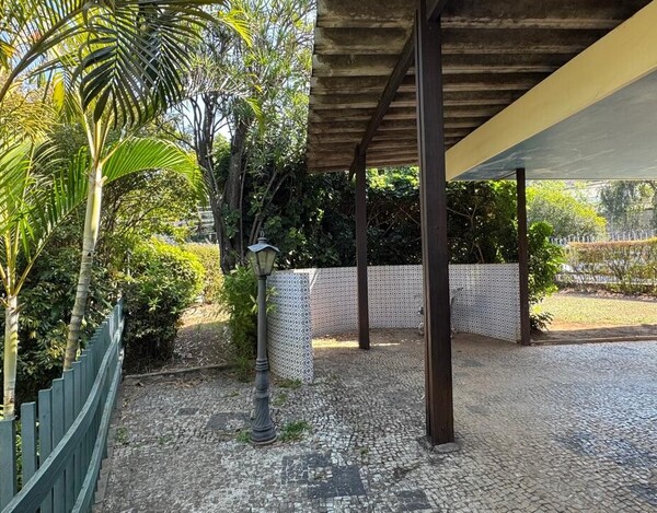 CASA Á VENDA NO BAIRRO CIDADE JARDIM EM BH