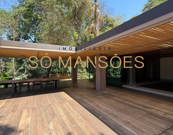Casa de Alto Padrão de 553 m² à Venda com 1 Suíte e Vista Deslumbrante no Estância Serrana, Nova Lima - MG