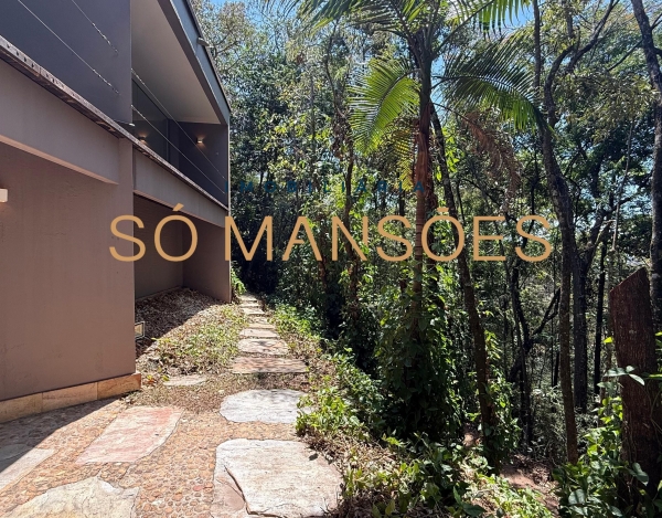 Casa de Alto Padrão de 553 m² à Venda com 1 Suíte e Vista Deslumbrante no Estância Serrana, Nova Lima - MG