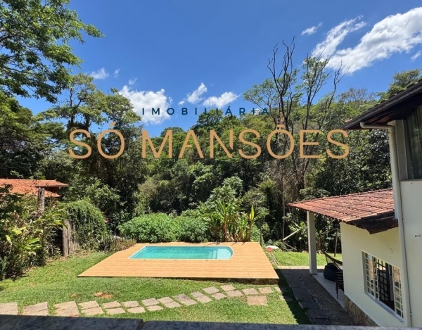 Casa de Alto Padrão de 290 m² à Venda com 2 Suítes e Vista para a Serra no Condomínio Retiro do Chalé, Brumadinho - MG