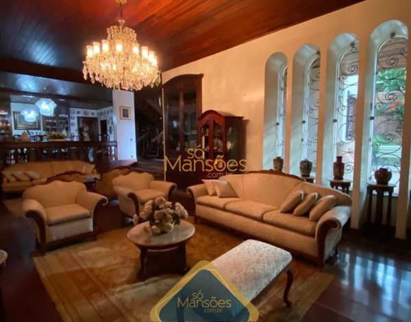Casa em Terreno Privilegiado de 935 m² à Venda com 2 Suítes e Sauna no Condomínio Estância do Hibisco, Contagem - MG