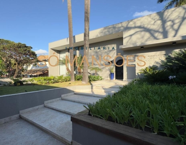 Casa com Ampla Garagem de 676 m² à Venda com 4 Suítes e Espaço Gourmet no Condomínio Pampulha, Belo Horizonte - MG