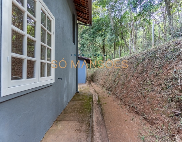 Casa em condomínio fechado, com portaria 24hs, e lote que permite desmembramento em mais lotes no futuro.