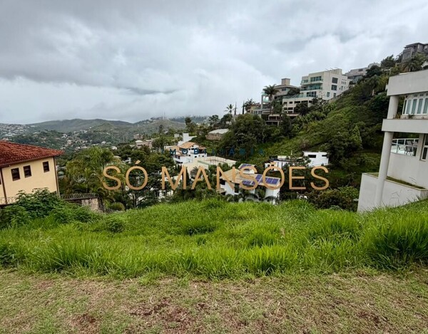 Lote de 1100m² com vista à venda no Condomínio Vila Castela.