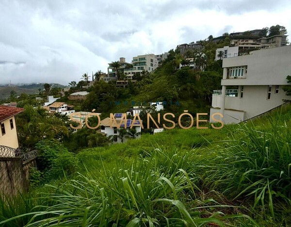 Lote de 1100m² com vista à venda no Condomínio Vila Castela.