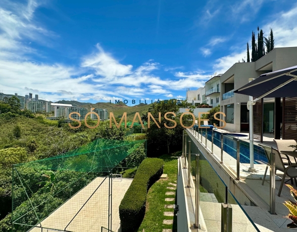 Casa de Luxo de 490 m² à Venda com 3 Suítes e Piscina Aquecida no Vale dos Cristais, Nova Lima - MG