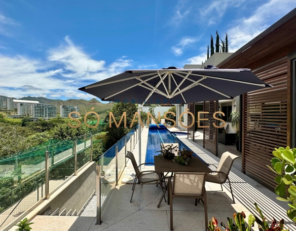 Casa de Luxo de 490 m² à Venda com 3 Suítes e Piscina Aquecida no Vale dos Cristais, Nova Lima - MG