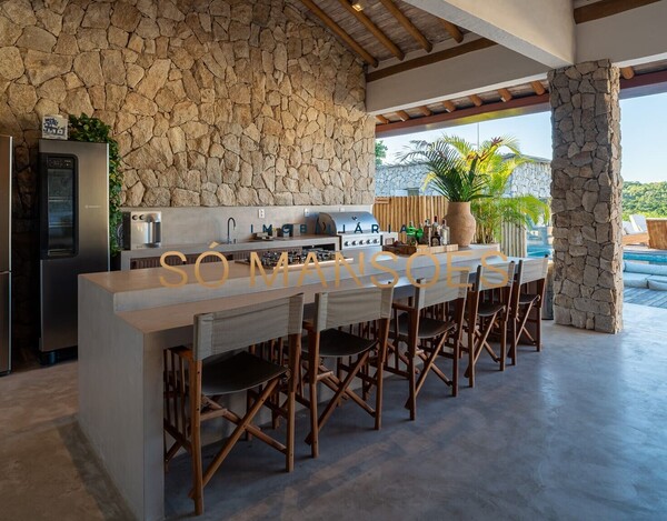 CASA DE ALTO PADRÃO À VENDA EM TRANCOSO COM 5 SUÍTES, VISTA PARA O VALE.