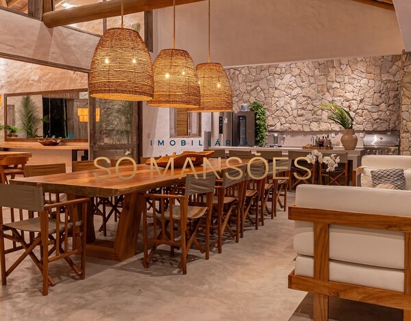 CASA DE ALTO PADRÃO À VENDA EM TRANCOSO COM 5 SUÍTES, VISTA PARA O VALE.