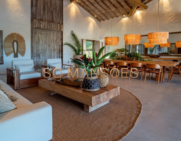 CASA DE ALTO PADRÃO À VENDA EM TRANCOSO COM 5 SUÍTES, VISTA PARA O VALE.