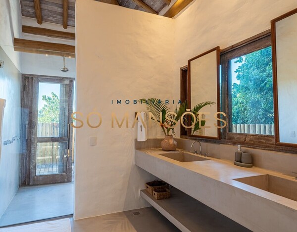 CASA DE ALTO PADRÃO À VENDA EM TRANCOSO COM 5 SUÍTES, VISTA PARA O VALE.