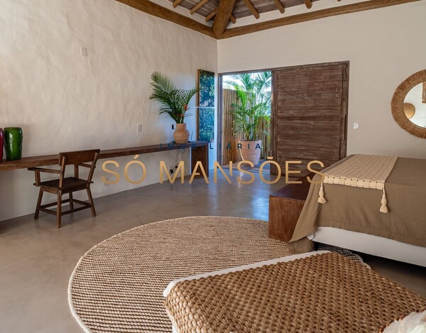 CASA DE ALTO PADRÃO À VENDA EM TRANCOSO COM 5 SUÍTES, VISTA PARA O VALE.