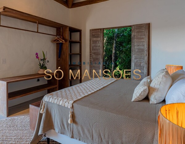 CASA DE ALTO PADRÃO À VENDA EM TRANCOSO COM 5 SUÍTES, VISTA PARA O VALE.