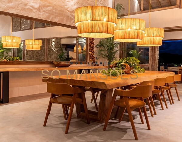 CASA DE ALTO PADRÃO À VENDA EM TRANCOSO COM 5 SUÍTES, VISTA PARA O VALE.