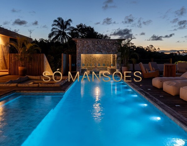 CASA DE ALTO PADRÃO À VENDA EM TRANCOSO COM 5 SUÍTES, VISTA PARA O VALE.