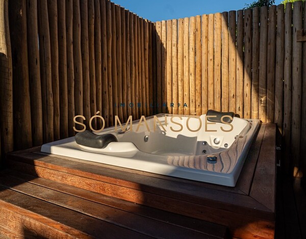 CASA DE ALTO PADRÃO À VENDA EM TRANCOSO COM 5 SUÍTES, VISTA PARA O VALE.