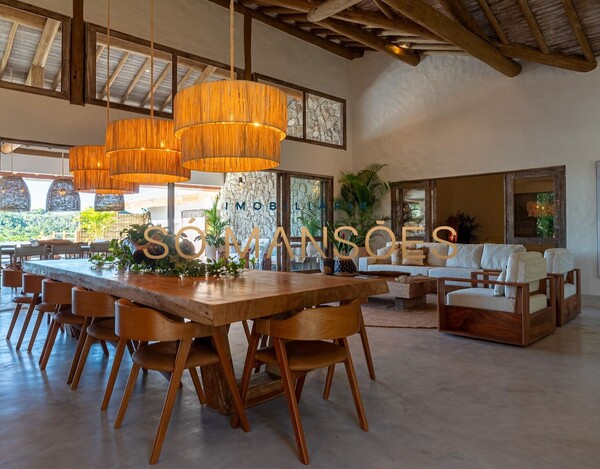 CASA DE ALTO PADRÃO À VENDA EM TRANCOSO COM 5 SUÍTES, VISTA PARA O VALE.