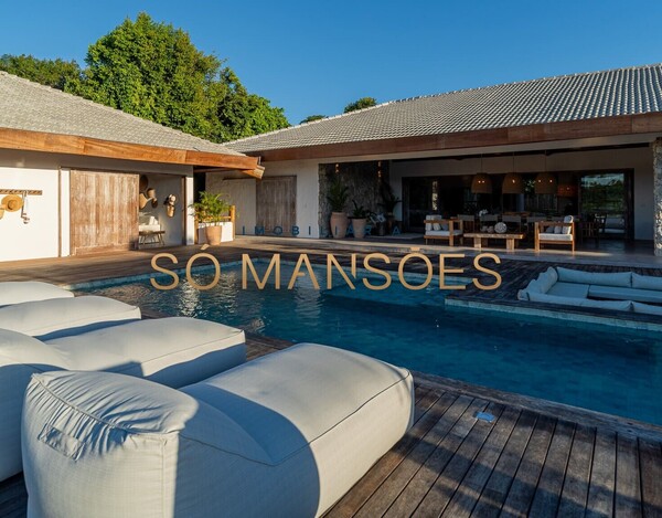 CASA DE ALTO PADRÃO À VENDA EM TRANCOSO COM 5 SUÍTES, VISTA PARA O VALE.