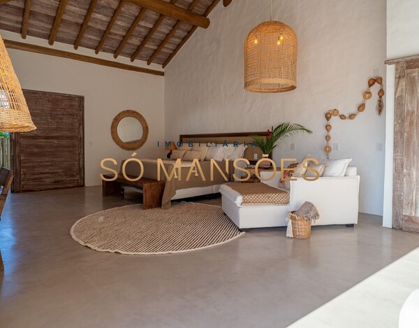 CASA DE ALTO PADRÃO À VENDA EM TRANCOSO COM 5 SUÍTES, VISTA PARA O VALE.