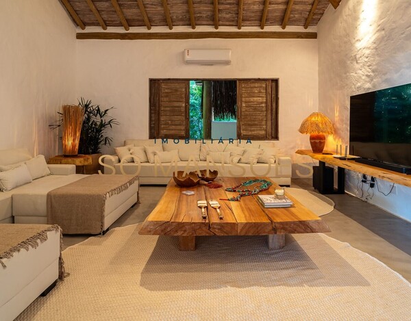 CASA DE ALTO PADRÃO À VENDA EM TRANCOSO COM 5 SUÍTES, VISTA PARA O VALE.