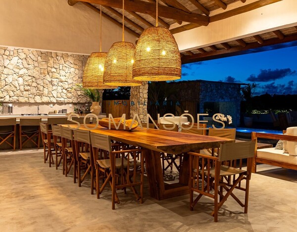 CASA DE ALTO PADRÃO À VENDA EM TRANCOSO COM 5 SUÍTES, VISTA PARA O VALE.