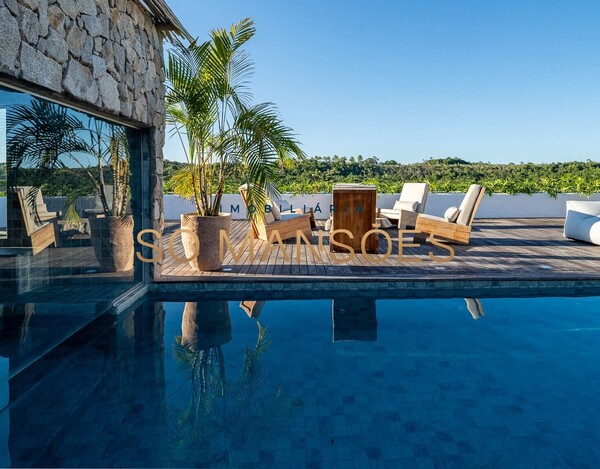 CASA DE ALTO PADRÃO À VENDA EM TRANCOSO COM 5 SUÍTES, VISTA PARA O VALE.