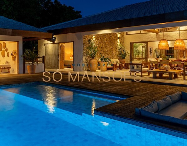 CASA DE ALTO PADRÃO À VENDA EM TRANCOSO COM 5 SUÍTES, VISTA PARA O VALE.