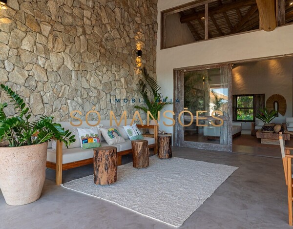 CASA DE ALTO PADRÃO À VENDA EM TRANCOSO COM 5 SUÍTES, VISTA PARA O VALE.