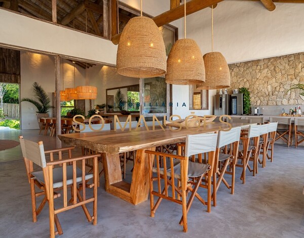 CASA DE ALTO PADRÃO À VENDA EM TRANCOSO COM 5 SUÍTES, VISTA PARA O VALE.