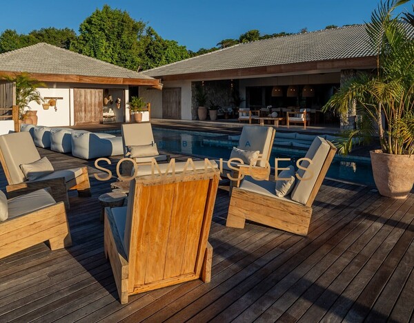 CASA DE ALTO PADRÃO À VENDA EM TRANCOSO COM 5 SUÍTES, VISTA PARA O VALE.