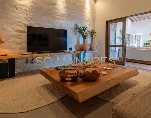 CASA DE ALTO PADRÃO À VENDA EM TRANCOSO COM 5 SUÍTES, VISTA PARA O VALE.