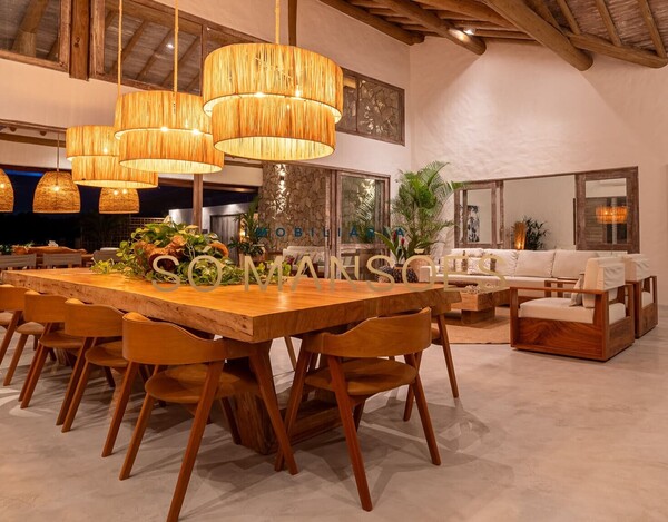 CASA DE ALTO PADRÃO À VENDA EM TRANCOSO COM 5 SUÍTES, VISTA PARA O VALE.