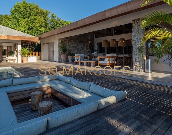 CASA DE ALTO PADRÃO À VENDA EM TRANCOSO COM 5 SUÍTES, VISTA PARA O VALE.