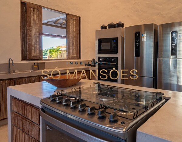 CASA DE ALTO PADRÃO À VENDA EM TRANCOSO COM 5 SUÍTES, VISTA PARA O VALE.