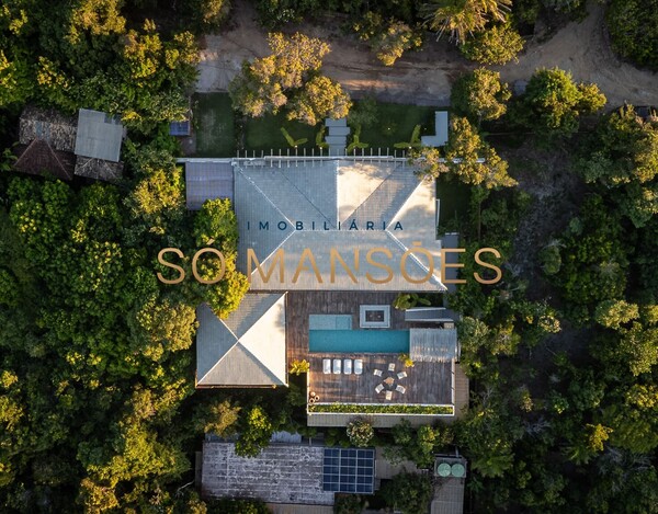 CASA DE ALTO PADRÃO À VENDA EM TRANCOSO COM 5 SUÍTES, VISTA PARA O VALE.