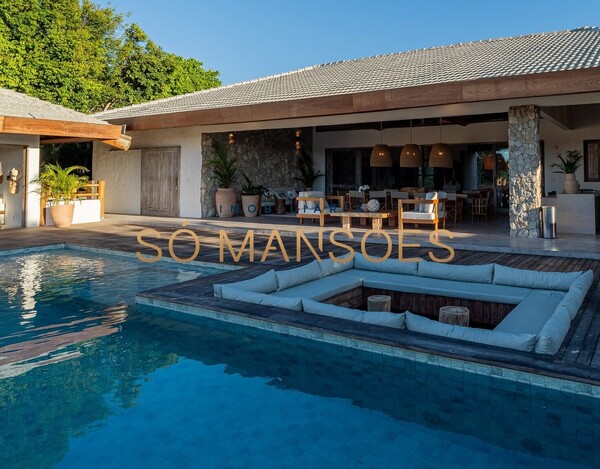 CASA DE ALTO PADRÃO À VENDA EM TRANCOSO COM 5 SUÍTES, VISTA PARA O VALE.