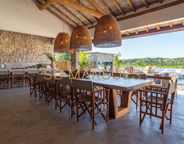 CASA DE ALTO PADRÃO À VENDA EM TRANCOSO COM 5 SUÍTES, VISTA PARA O VALE.