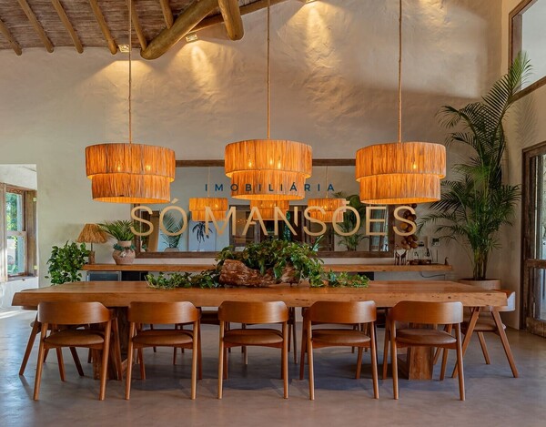 CASA DE ALTO PADRÃO À VENDA EM TRANCOSO COM 5 SUÍTES, VISTA PARA O VALE.