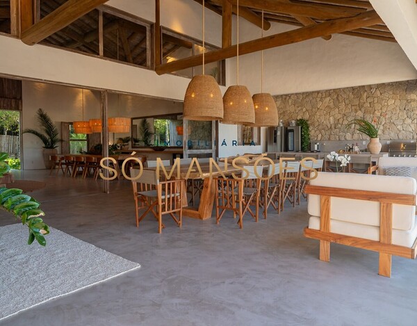 CASA DE ALTO PADRÃO À VENDA EM TRANCOSO COM 5 SUÍTES, VISTA PARA O VALE.