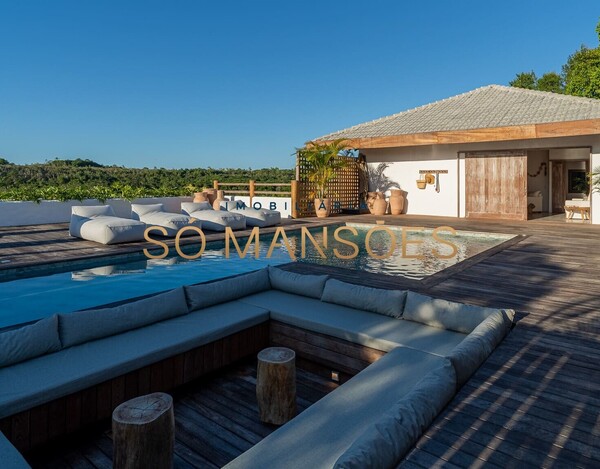 CASA DE ALTO PADRÃO À VENDA EM TRANCOSO COM 5 SUÍTES, VISTA PARA O VALE.