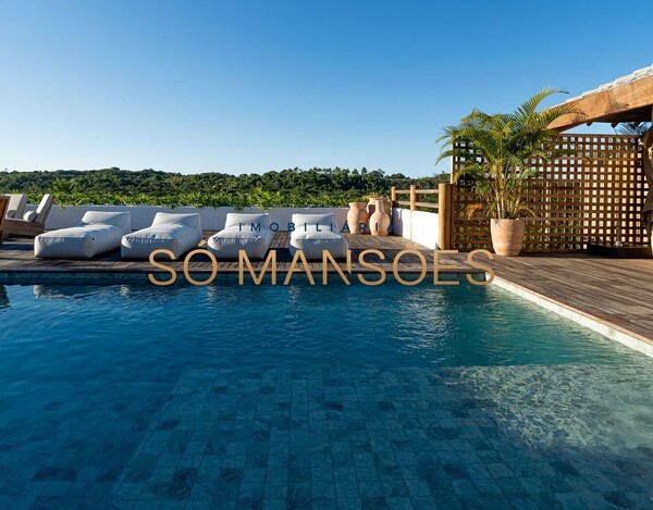 CASA DE ALTO PADRÃO À VENDA EM TRANCOSO COM 5 SUÍTES, VISTA PARA O VALE.