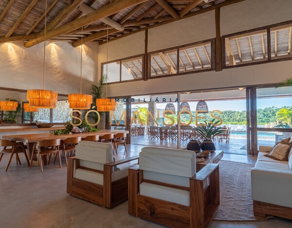 CASA DE ALTO PADRÃO À VENDA EM TRANCOSO COM 5 SUÍTES, VISTA PARA O VALE.