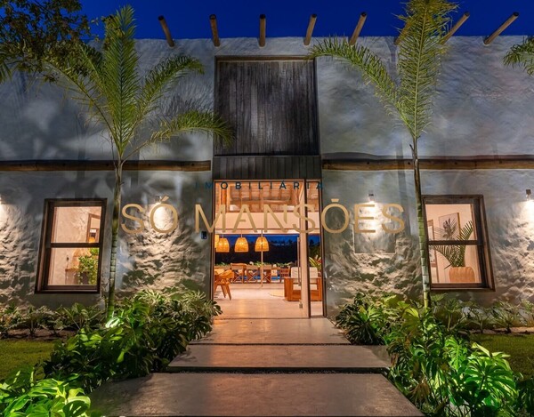 CASA DE ALTO PADRÃO À VENDA EM TRANCOSO COM 5 SUÍTES, VISTA PARA O VALE.