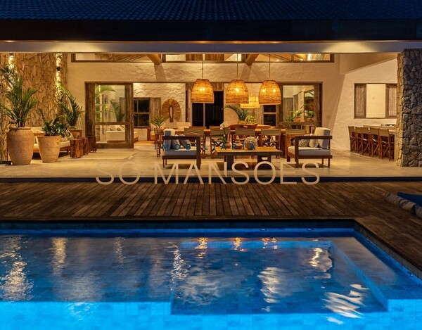 CASA DE ALTO PADRÃO À VENDA EM TRANCOSO COM 5 SUÍTES, VISTA PARA O VALE.