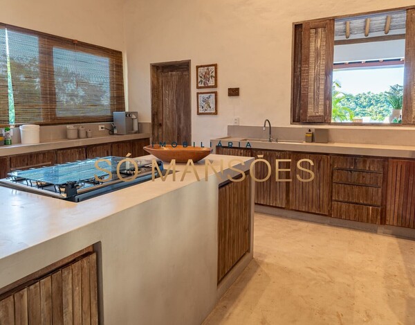 CASA DE ALTO PADRÃO À VENDA EM TRANCOSO COM 5 SUÍTES, VISTA PARA O VALE.