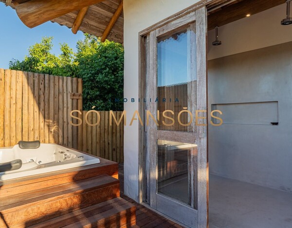CASA DE ALTO PADRÃO À VENDA EM TRANCOSO COM 5 SUÍTES, VISTA PARA O VALE.