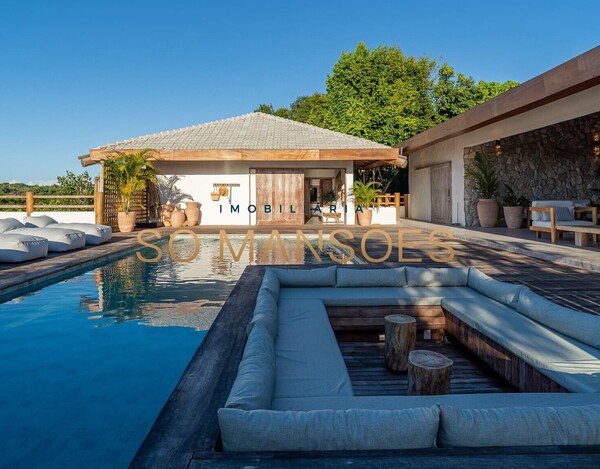 CASA DE ALTO PADRÃO À VENDA EM TRANCOSO COM 5 SUÍTES, VISTA PARA O VALE.