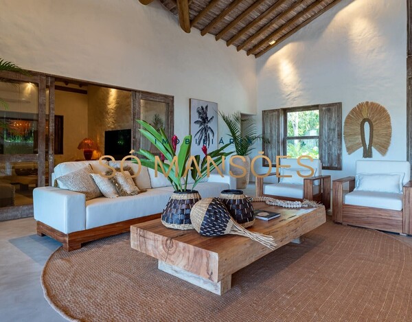 CASA DE ALTO PADRÃO À VENDA EM TRANCOSO COM 5 SUÍTES, VISTA PARA O VALE.